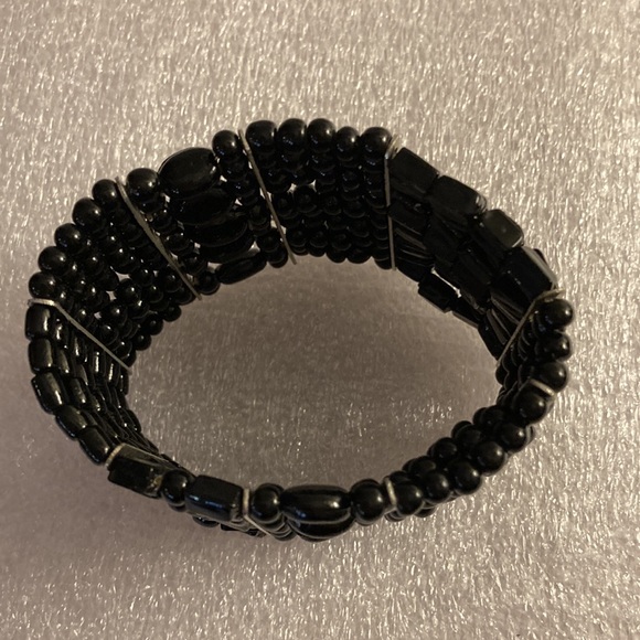 Black Shiny Multilayer Beaded Stretch Bracelet With Silvertone Linear Spacers - Picture 4 of 9
